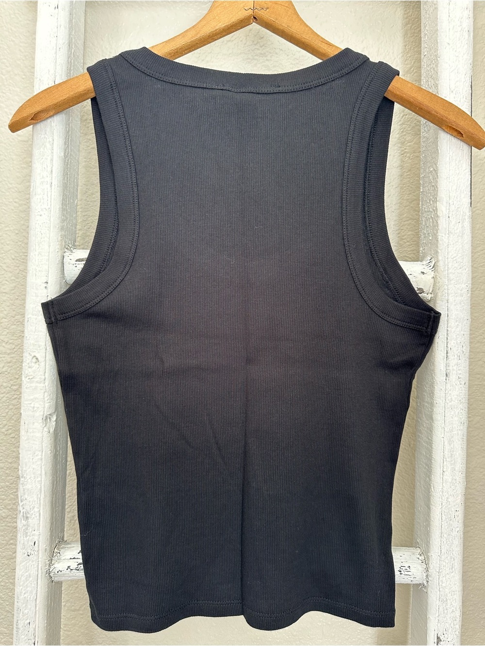 NWT Forever 21 Black Ribbed Scoop Neck Tank Top - Picture 2 of 2